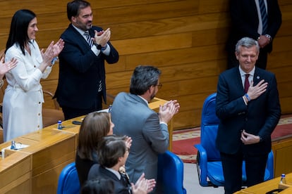 Rueda recibe el aplauso de sus diputados tras ser reelegido como presidente de la Xunta.