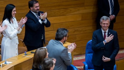 Rueda recibe el aplauso de sus diputados tras ser reelegido como presidente de la Xunta.