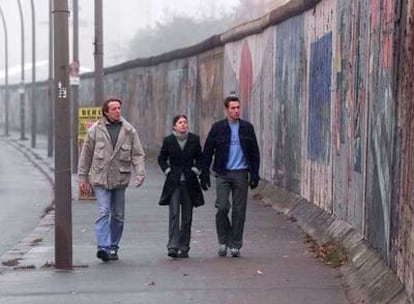 Paseantes bordean el muro en la zona conocida como <i>East Side Gallery</i>.