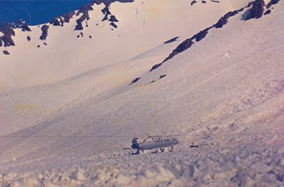 En enero de 1973, militares uruguayos y miembros del Cuerpo de Socorro Andino de Chile subieron al Valle de las Lágrimas a enterrar los cuerpos y quemar el fuselaje. Antes, hicieron algunas fotos como esta.