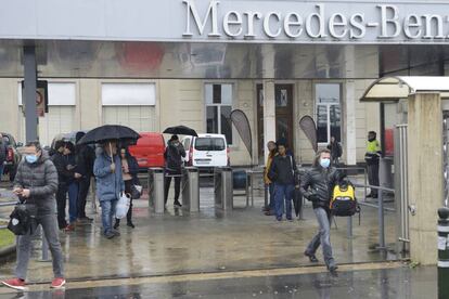 Vitoria, salida de los trabajadores de la mercedes a las dos tras decretar su cierre temporal.