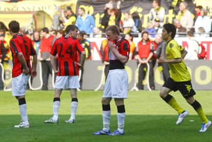 Los jugadores del Eintracht, cabizbajos tras confirmarse su descenso a Segunda.