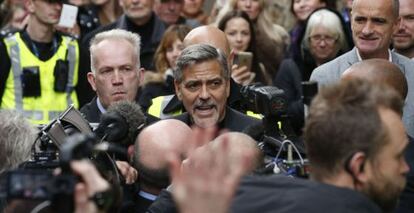 George Clooney, a la salida de la cafetería.