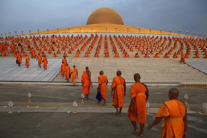 Un grupo de monjes budistas de dirigen a orar en el templo Wat Phra Dhammakaya en la provincia de Pathum Thani, al norte de Bangkok. El día de Magha Bucha honra a Buda y sus enseñanzas, y cae en el día de luna llena del tercer mes lunar.