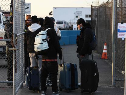 Un grupo de migrantes llega al albergue instalado en la terminal de cruceros de Brooklyn, el pasado 2 de febrero.