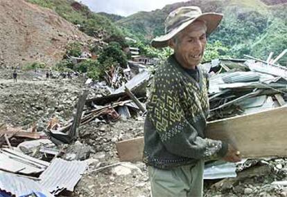 Un hombre colabora en las labores de rescate en el campamento minero de Chima.