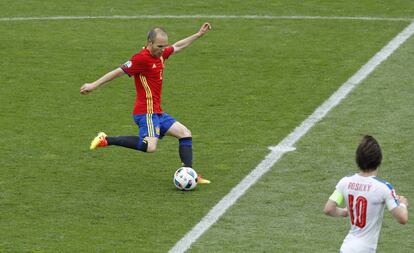 Apagado no último jogo da fase de grupos contra Croácia, Iniesta iluminou o jogo de Espanha nos dois encontros anteriores. Chegou à Eurocopa em ótimo estado físico e na segunda-feira estará frente a frente com os defensores e meio-campistas italianos que, na Eurocopa de 2012, tentaram, sem conseguir, anular seu futebol.