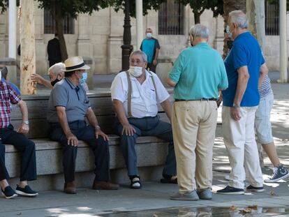 Un grupo de jubilados en Sevilla, a principios de septiembre.