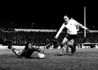 Ray Clemence hace una parada al jugador del Tottenham Alan Gilzean con el Liverpool en enero de 1972.