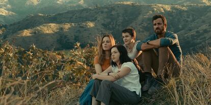 Melissa George, Logan Polish, Gabriel Bateman y Justin Theroux, en un instante del primer capítulo de 'La costa de los mosquitos'.