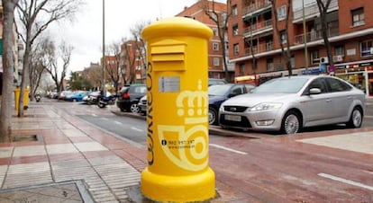 Un buzón de correos en una calle de Madrid.