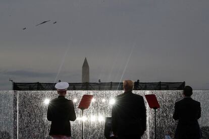 El presidente de los Estados Unidos, Donald Trump, observa el paso de la Fuerza Aérea de EE UU durante el evento "Salute to America", de las celebraciones del Día de la Independencia en Washington (EE UU), el 4 de julio de 2019. El presidente estadounidense prometió colocar "pronto" la bandera de EE UU en Marte y arengó al público en un acto con tanques y aviones sobrevolando: "Nunca olvidéis que somos estadounidenses y el futuro nos pertenece”.