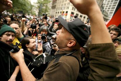 Tom Morello actúa en Wall Street.