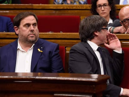 El presidente Carles Puigdemont, hablando con Llu&iacute;s Corominas.