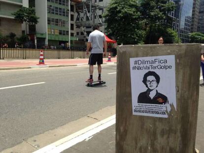 Militantes favoráveis ao Governo Dilma colaram cartazes na avenida Paulista em apoio a presidenta, neste domingo.