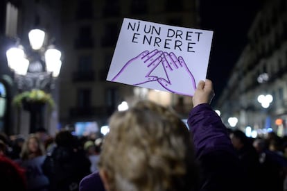 Una mujer porta un cartel en el que se puede leer en catalán "Ni un paso atrás" durante la protesta en la Plaza Sant Jaume de Barcelona.