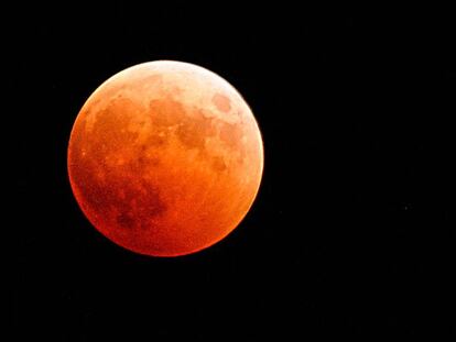 Cómo seguir el eclipse lunar de hoy lunes con la ayuda del móvil o el PC