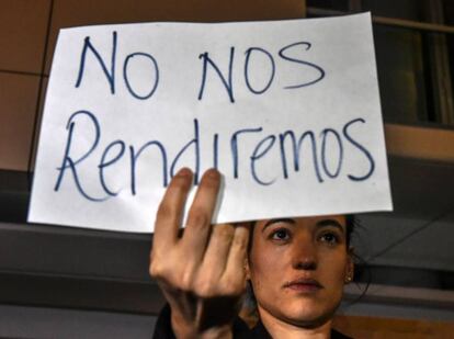 Una mujer protesta tras la derrota del 'sí' en el referéndum en Bogotá, Colombia.