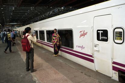 El Gobierno de Modi pretende invertir unos 137.000 millones de dólares en ferrocarriles en un lustro, un monto sin precedentes en una apuesta por la modernización para la que busca inversión nacional y extranjera. En la imagen, una mujer es fotografiada frente a un vagón.