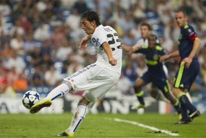 Özil golpea la pelota durante el partido contra el Ajax.