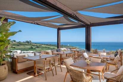 Detalle de la terraza del restaurante Faro, en lo alto del hotel Fairmont La Hacienda Costa del Sol.