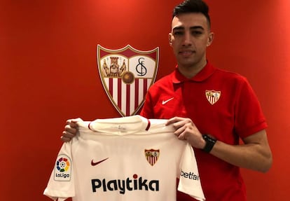 Munir posa con la camiseta del Sevilla. Jugará con el 19.