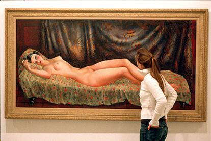 Una joven contempla <b><i>Nu d'Arletty</b></i> (1933), de Moïse Kisling, en la exposición de Vitoria.