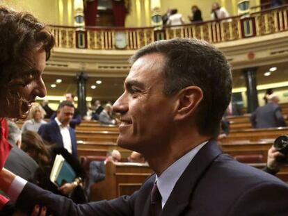 El presidente del Gobierno, Pedro Sánchez (d) conversa con la ministra de Hacienda, María Jesús Montero al finalizar la primera jornada del debate presupuestario en el Congreso. 