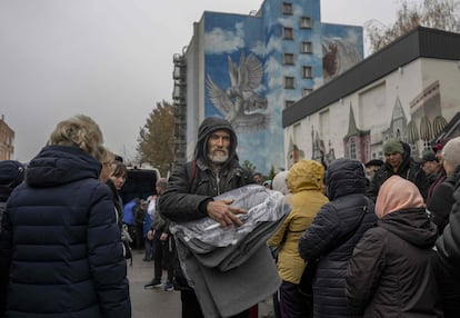 Cola de personas para recoger mantas y lámparas durante una distribución de suministros básicos en el centro de Jersón el 17 de noviembre de 2022.
