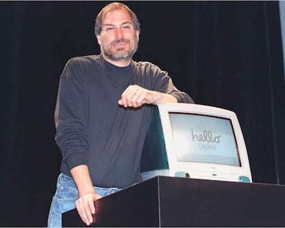 La vuelta de Steve Jobs a Apple se produjo cuando la empresa se encontraba en declive en 1997. Fue la etapa en la que presentó el nuevo ordenador iMac, caracterizado porque integraba la CPU y el monitor en un solo aparato. La i del nombre significa Internet, innovación, inspiración, instrucción, individual e informar, según lo que Steve Jobs declaró en la presentación del primer iMac; esta es una identidad de marca que Apple ha aplicado a la mayoría de sus productos. El lema "Think different" coincidió también con la vuelta de Jobs. En la imagen, Jobs posando con el iMac, durante su presentación en la Expo de Apple, en París en 1998.