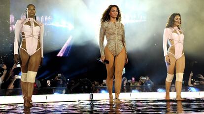 Beyonc&eacute;, en el centro, en un momento de su concierto en Florida el pasado abril.