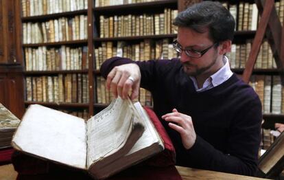 El bibliotecario Remy Cordonnier, junto al Primer Folio.