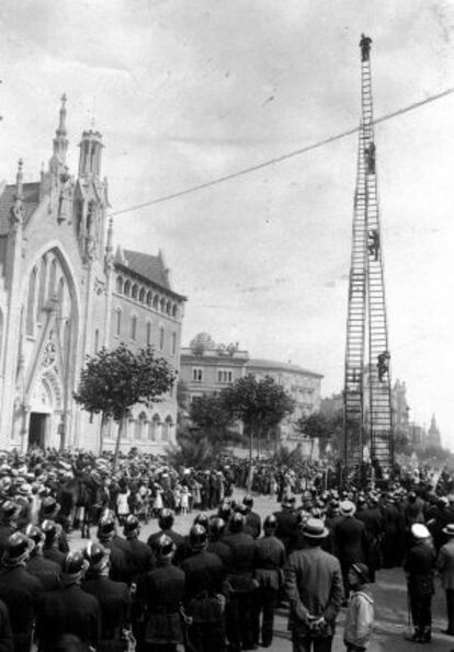 Exhibició pública a la Diagonal amb passeig de Gràcia el 1920.