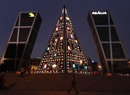 El árbol <i>comecocos</i> de la plaza de Castilla instalado por el Ayuntamiento.