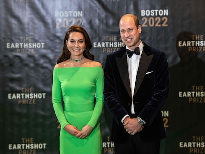 El príncipe Guillermo de Inglaterra y Kate Middleton posan a su llegada a la ceremonia de los premios Earthshot 2022 en la Biblioteca y Museo Presidencial John F. Kennedy en Boston, el 2 de diciembre de 2022.