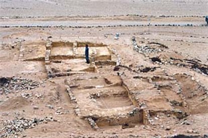 Los cimientos de una casa de tamaño medio, hecha de adobe, en la ciudad más antigua de América, Caral (Perú).