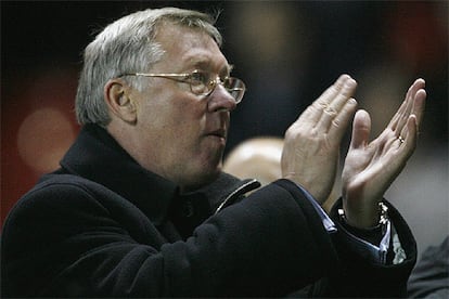 El técnico del Manchester United, <i>sir</i> Alex Ferguson, aplaude a sus jugadores tras el triunfo.