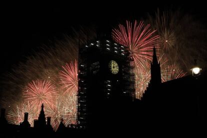 Celebració de l'Any Nou a Londres. En la imatge, focs artificials als voltants del Big Ben, cobert per bastides.