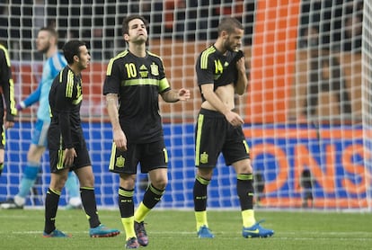 Cesc Fabregas y Mario Suárez se lamentan tras recibir el segundo gol de Holanda.
