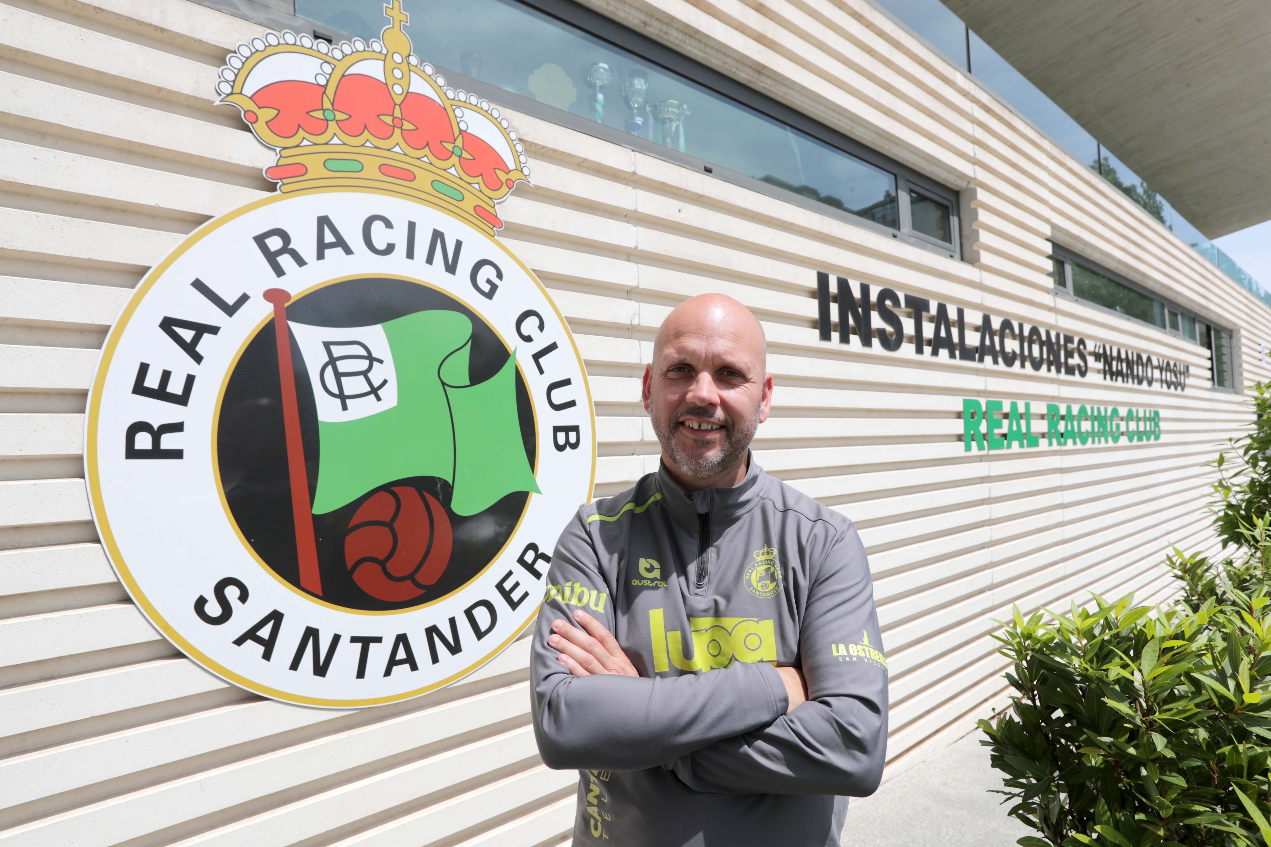 José Alberto López, entrenador del Racing de Santander, en las instalaciones deportivas del club.