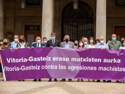 El diputado general de Álava, Ramiro González, y el alcalde de Vitoria, Gorka Urtaran, encabezan la concentración de condena por el asesinato de una mujer vitoriana en Murchante (Navarra).