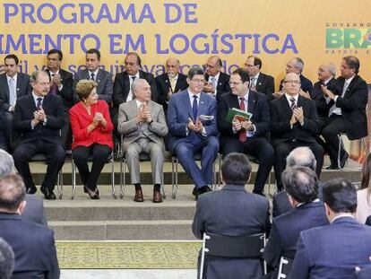 A presidenta Dilma Rousseff nesta terça com ministros e governadores, ao anunciar o pacote de concessões do Governo, em Brasília.