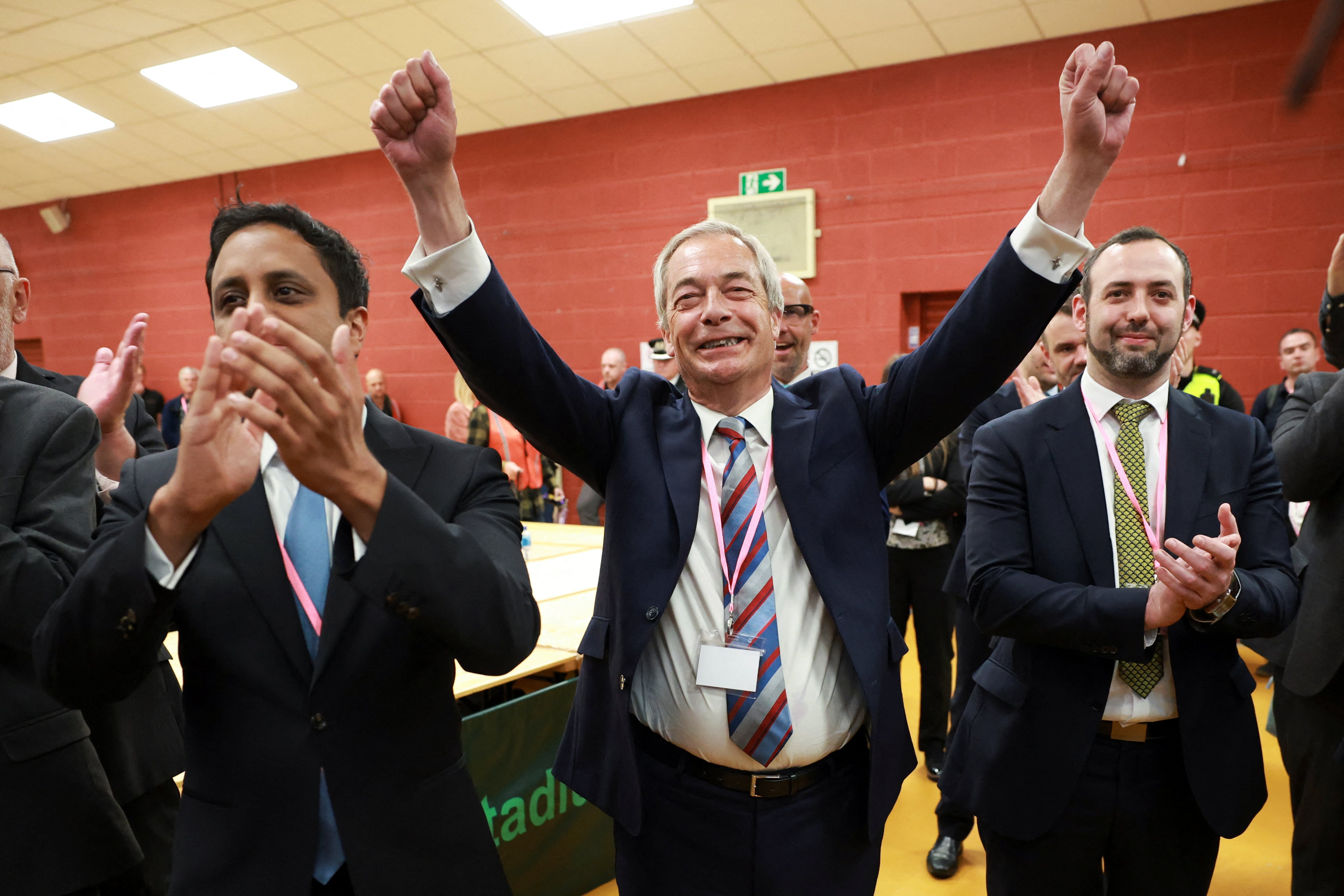 La victoria de la derecha populista de Farage en las elecciones locales del Reino Unido siembra los nervios entre laboristas y conservadores