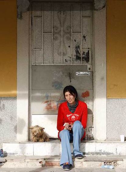 Carmen Gázquez, en la puerta de su casa en Los Trigales.