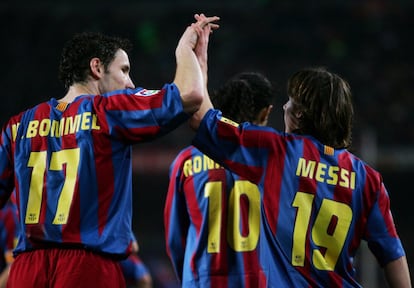 Messi es felicitado por su compañero de equipo Mark Van Bommel después de un gol frente al Alavés durante el partido de liga entre el Barcelona y el Alavés, en 2006.