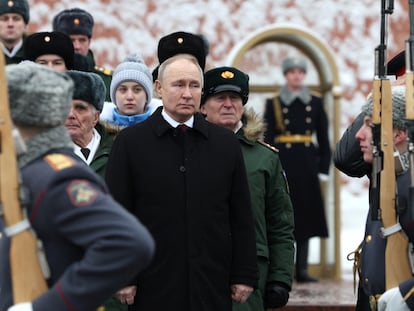 Putin pasaba revista a las tropas que le rendían honores en una parada militar en el Kremlin, el pasado 23 de febrero.