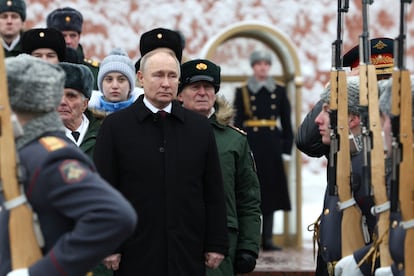 Putin pasaba revista a las tropas que le rendían honores en una parada militar en el Kremlin, el pasado 23 de febrero.