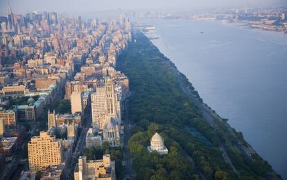 El parque del Riverside de Nueva York, con la iglesia, la tumba de Grant y el río Hudson.