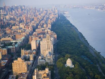 El parque del Riverside de Nueva York, con la iglesia, la tumba de Grant y el r&iacute;o Hudson. 