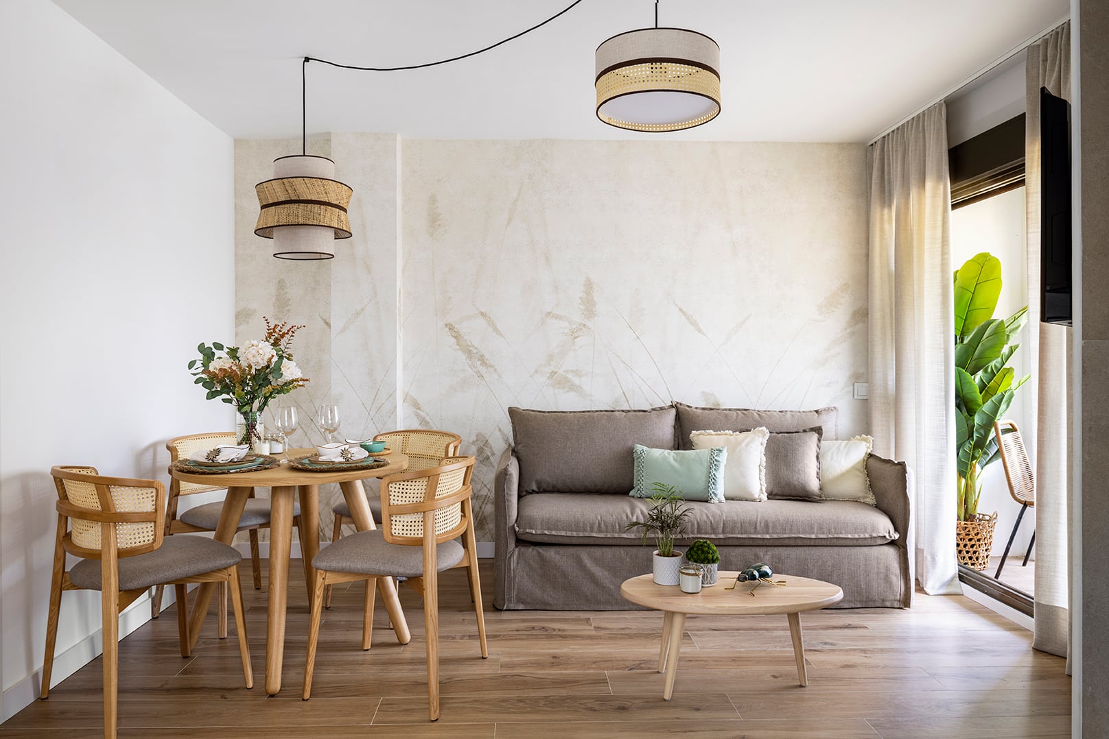 Proyecto de Casa Pantano de Alberto Torres con un suelo porcelánico que imita la madera para el salón.